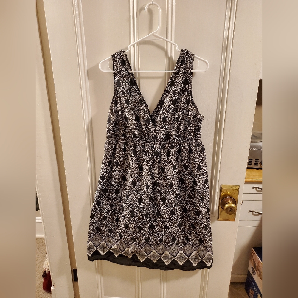 Black and white v-neck dress
